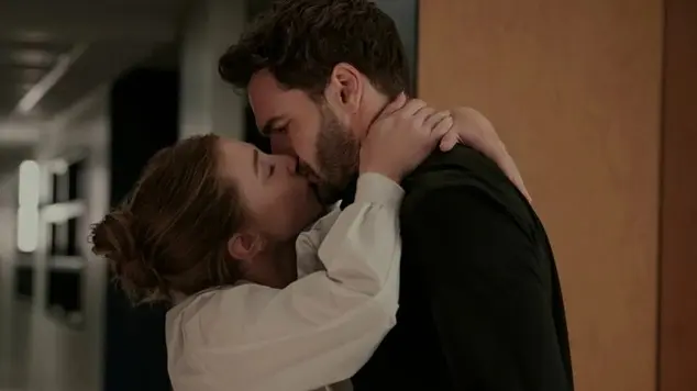 Lili Reinhart and Tom Bateman in a scene from the romantic comedy film The Love Hypothesis