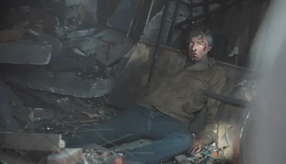 Kyle Chandler as Hal Jordan trapped under rubble in the DC series Lanterns.