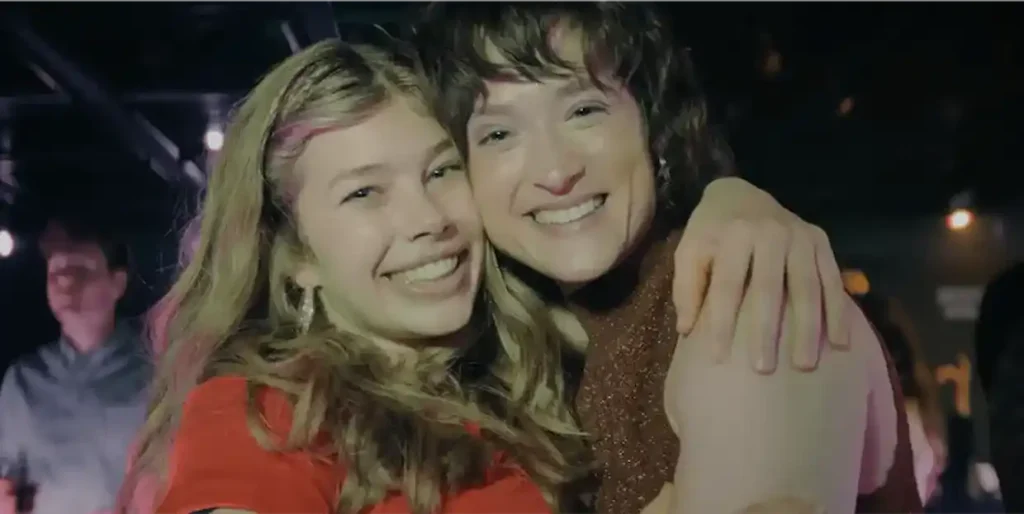 Lisa Konrad (played by Friederike Becht) and her sister Anna (played by Josephine Thiesen) in the German Netflix psychological thriller miniseries The Trap (Die Falle)